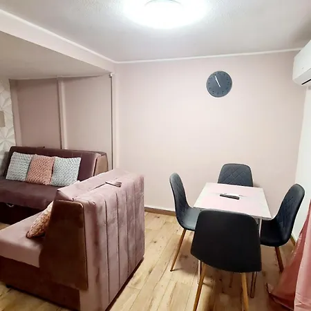 2 Separate Bedrooms And Living Room Fully Equipped With Ac Budapest Exterior foto