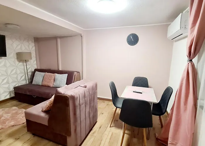 2 Separate Bedrooms And Living Room Fully Equipped With Ac