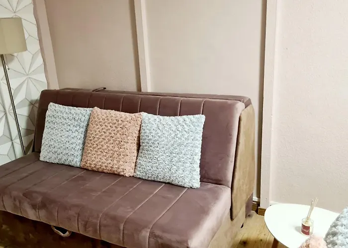 2 Separate Bedrooms And Living Room Fully Equipped With Ac