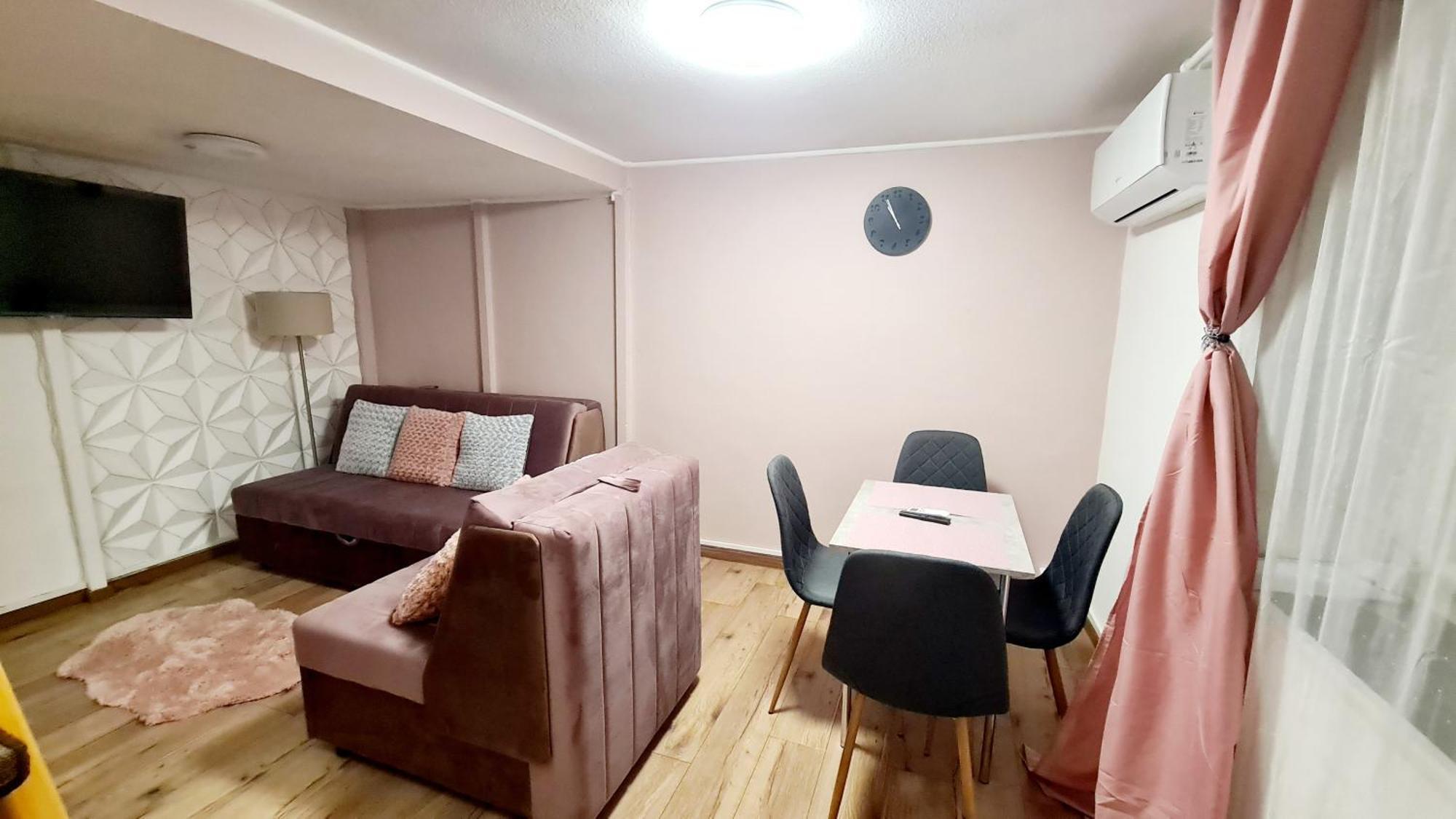 2 Separate Bedrooms And Living Fully Equipped With Ac *