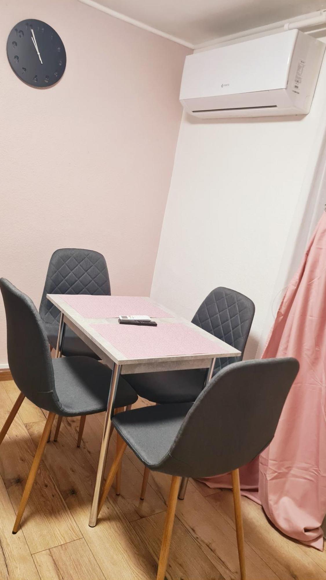 2 Separate Bedrooms And Living Fully Equipped With Ac Budapest