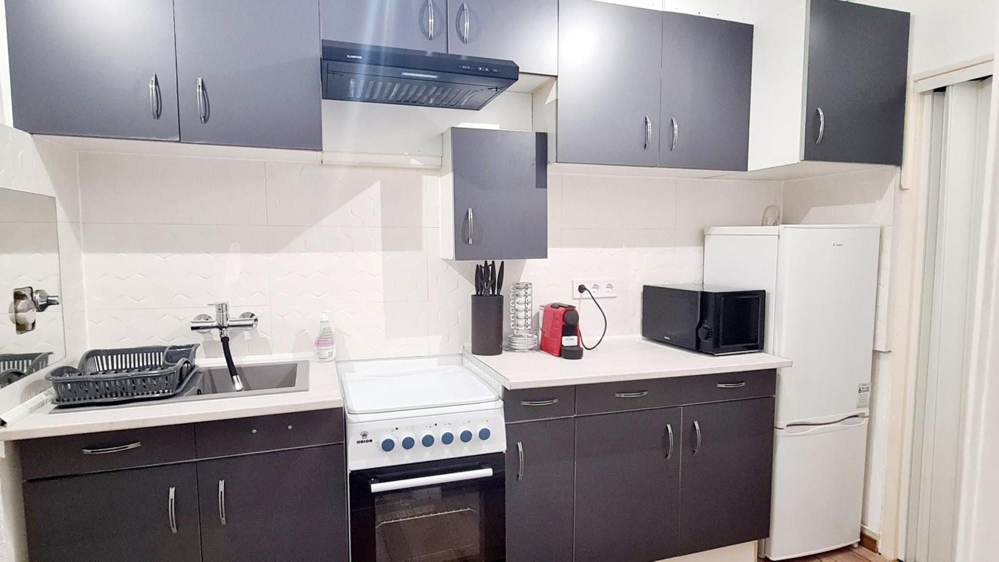 2 Separate Bedrooms And Living Fully Equipped With Ac *