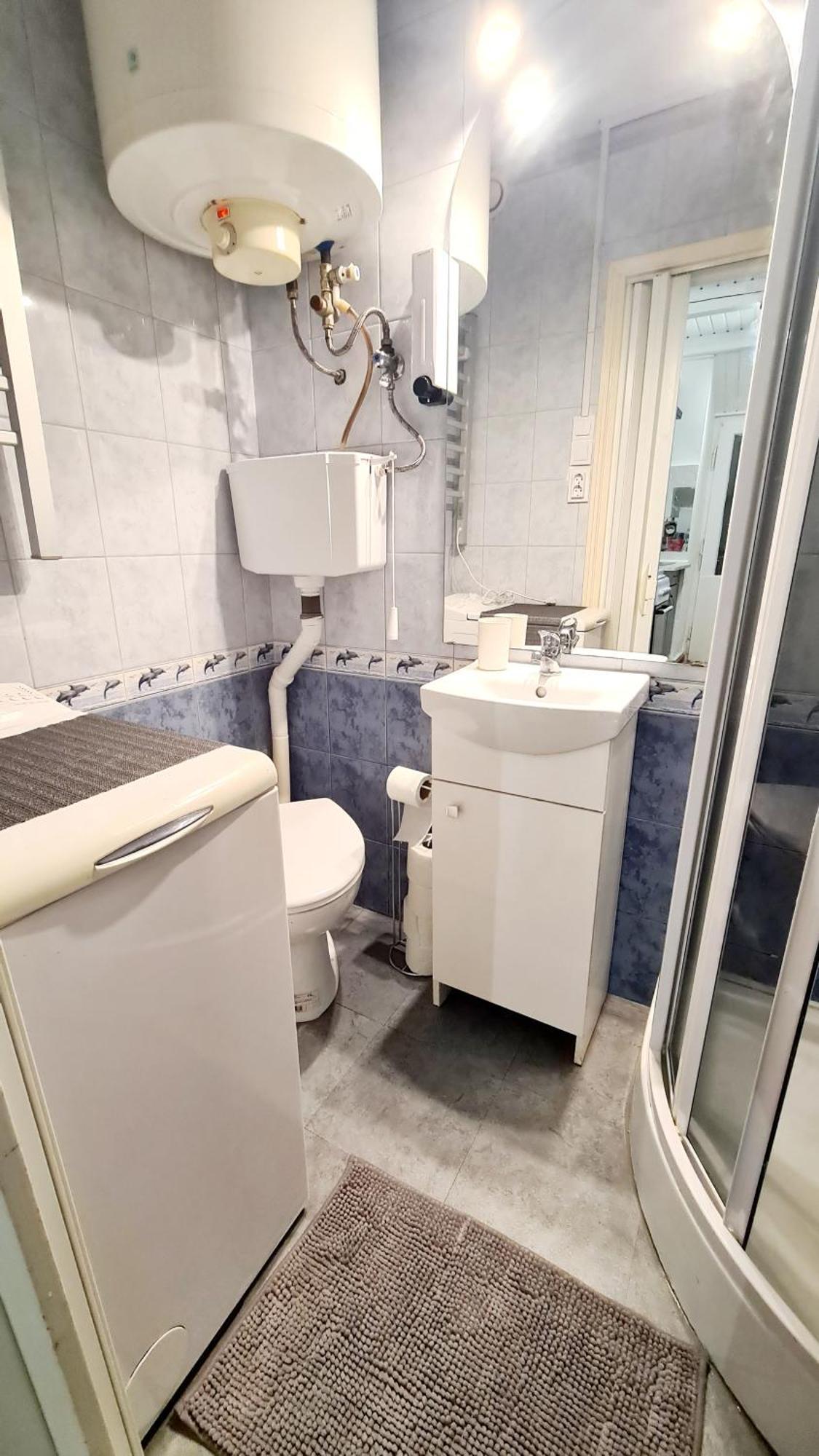 2 Separate Bedrooms And Living Fully Equipped With Ac