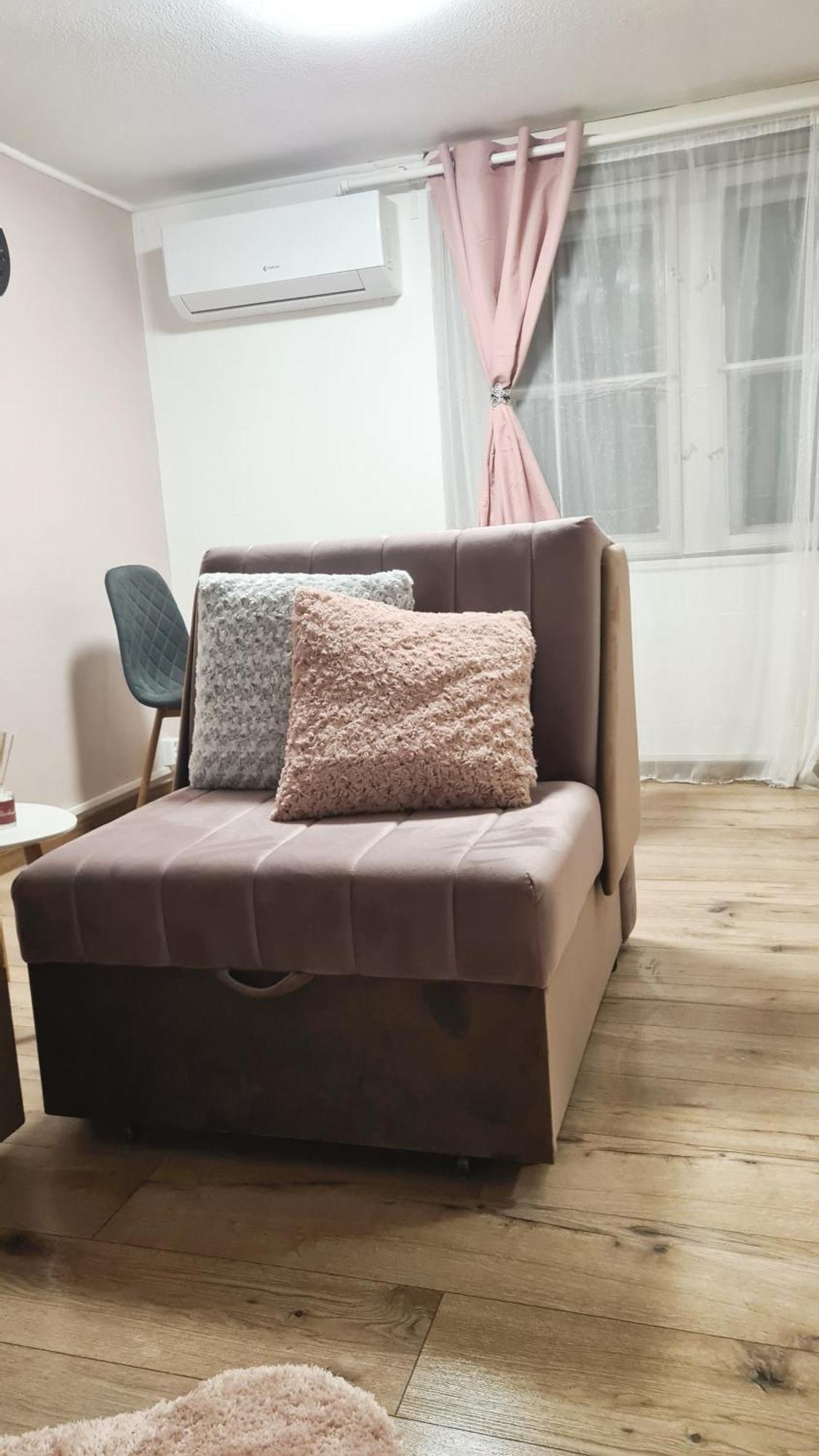 2 Separate Bedrooms And Living Fully Equipped With Ac *