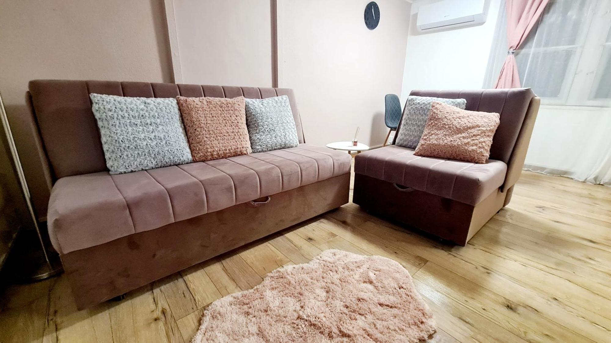 2 Separate Bedrooms And Living Fully Equipped With Ac *