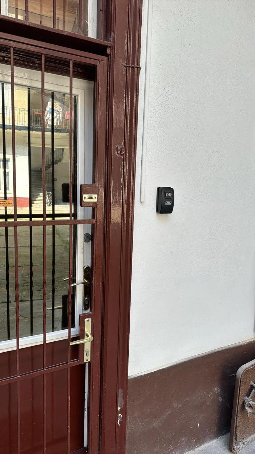 2 Separate Bedrooms And Living Fully Equipped With Ac * Budapest